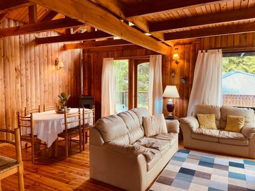 Fotografie z fotogalerie ubytování Escape to Our Cosy Wooden Cabin on Lake Calafquén v destinaci Pucura