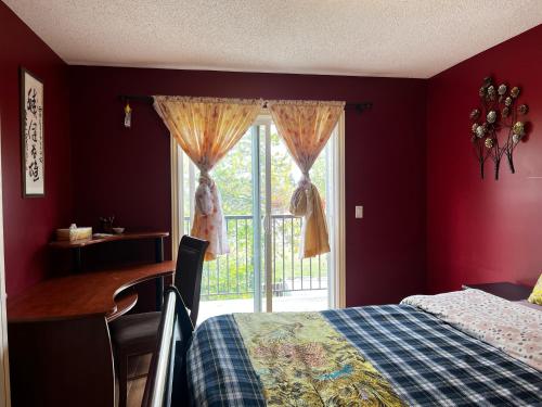 En eller flere senge i et værelse på Beddington masteroom close airport!