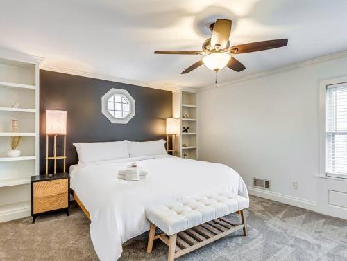 クリーブランドにあるUpscale Historic Home near Downtown, Hall of Fame, Beach, Arenasの白いベッドと天井ファンのある寝室
