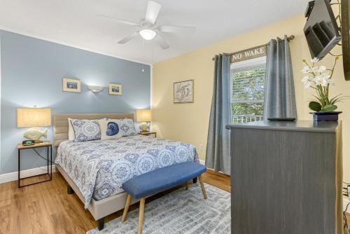 Un dormitorio con una cama y un televisor y una ventana. en Haven Harbor Getaway, en Melbourne