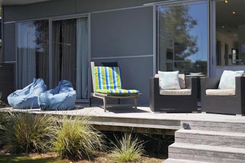 Χώρος καθιστικού στο Bonnie Doon, Kenney Point - Be My Guest Waiheke
