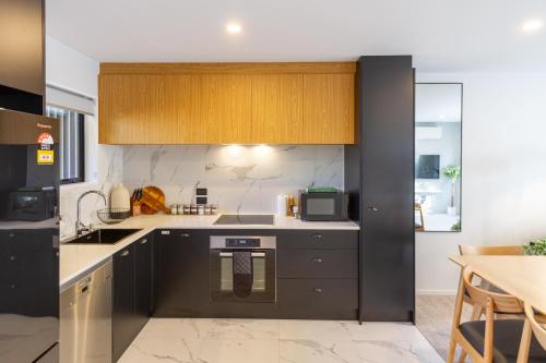 Η κουζίνα ή μικρή κουζίνα στο 2 bed 2 bath with Carpark near Canterbury University
