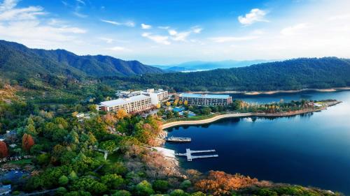 淳安千岛湖洲际度假酒店的享有湖上度假村的空中景致