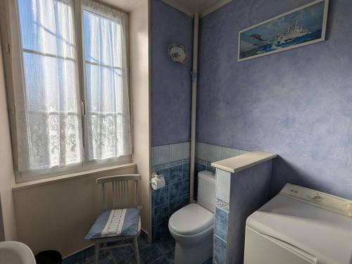 mała łazienka z toaletą i oknem w obiekcie Gîte familial avec jardin au bord de l'eau, terrasses, vélo, jeux, proche Charente, WiFi inclus - FR-1-653-189 w mieście Saint-Genis-dʼHiersac