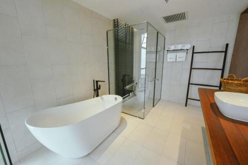 Un baño de Roxy Beach Resort