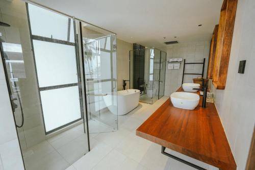 Un baño de Roxy Beach Resort