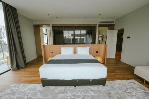 Una cama o camas en una habitación de Roxy Beach Resort