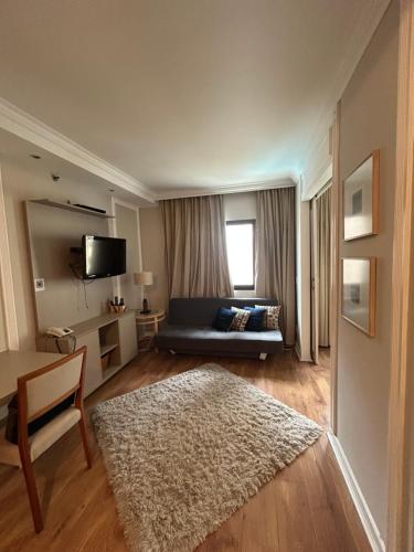 Ένα ή περισσότερα κρεβάτια σε δωμάτιο στο Hotel Pamplona Jardins Univer com garagem e cozinha 1209
