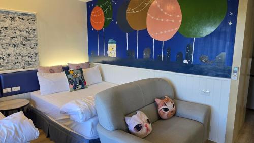 a room with a couch with two pig heads on it at ChaoPingJia Homestay in Luodong