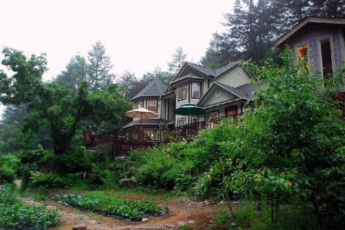 Taman di luar Fermata Pension