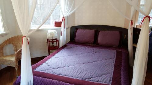 Кровать или кровати в номере Fermata Pension