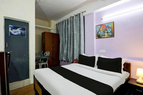 a bedroom with a large bed with purple walls at Hotel O Malviya Nagar Inn in New Delhi