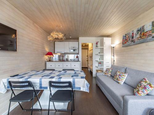 Il comprend une cuisine et un salon avec un lit et un canapé. dans l'établissement Studio cabine confortable pour 4 au pied des pistes - FR-1-404-356, à La Mongie