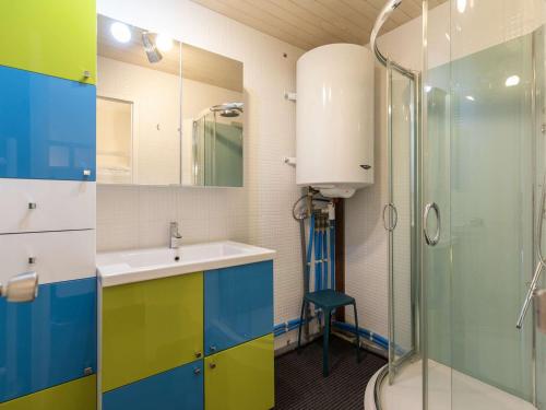 une salle de bain avec un lavabo et une douche dans l'établissement Studio cabine confortable pour 4 au pied des pistes - FR-1-404-356, à La Mongie