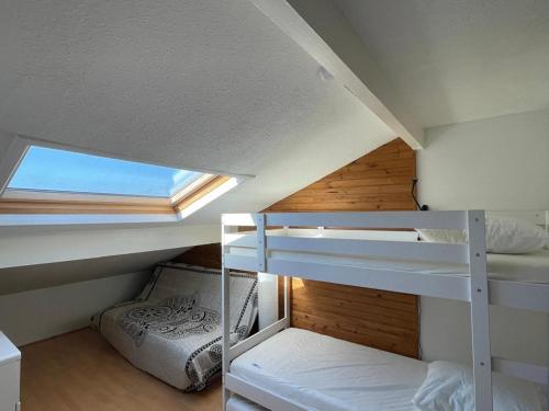 une chambre avec deux lits superposés et une fenêtre dans l'établissement Duplex T2 avec Piscine à Capbreton proche Plage - FR-1-413-250, à Capbreton