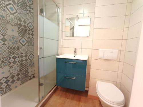 une salle de bain avec une armoire bleue et des toilettes dans l'établissement Studio lumineux 4 pers, balcon, Pla d'Adet - FR-1-457-363, à Saint-Lary-Soulan