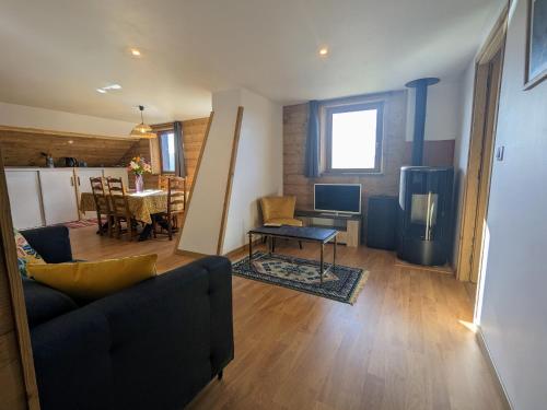 un salon avec un canapé et une table dans l'établissement Gîte rural Vosges, 6 pers., WiFi, parking, vélos bienvenue - FR-1-589-760, à Fresse-sur-Moselle