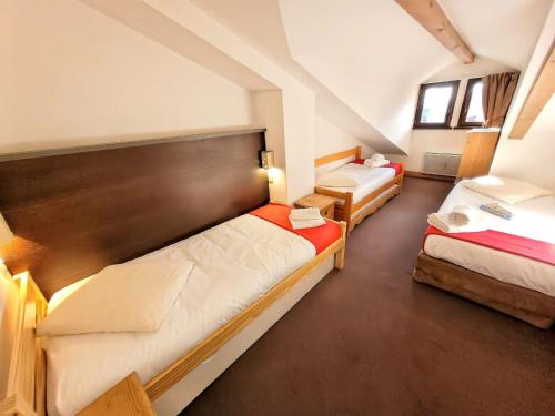 Cette petite chambre mansardée comprend 2 lits. dans l'établissement Bel appartement 3 chambres avec balcon & parking aux Gets - FR-1-598-182, aux Gets