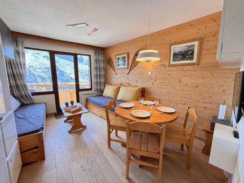 une salle à manger avec une table et un canapé dans l'établissement Charmant 2 pièces avec balcon pour 4 personnes à Avoriaz - FR-1-634-106, à Morzine