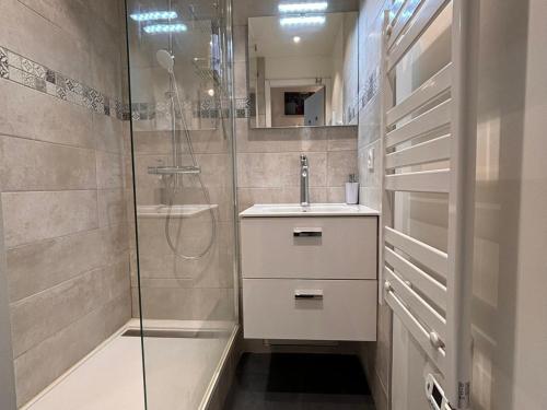une salle de bain avec un lavabo et une douche dans l'établissement Charmant 2 pièces avec balcon pour 4 personnes à Avoriaz - FR-1-634-106, à Morzine