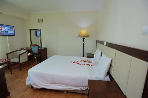Ein Bett oder Betten in einem Zimmer der Unterkunft Atlas International Hotel