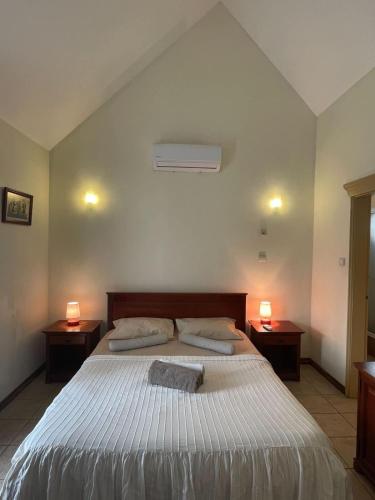 Giường trong phòng chung tại Villa Ray Manta 3-Bedroom 5mins Walk to Beach - LB1