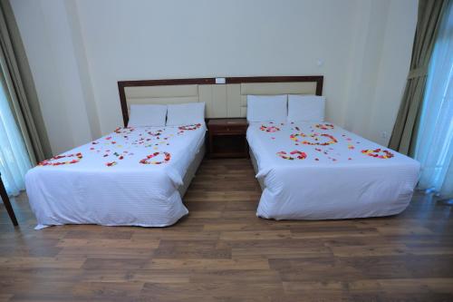 Ein Bett oder Betten in einem Zimmer der Unterkunft Atlas International Hotel