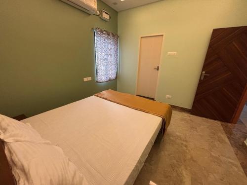 Ένα ή περισσότερα κρεβάτια σε δωμάτιο στο Srirangam Nandavanam service Apartments