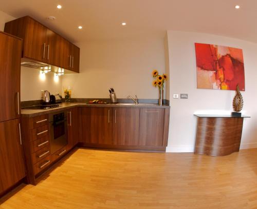 Eldhús eða eldhúskrókur á The Spires Serviced Apartments Birmingham