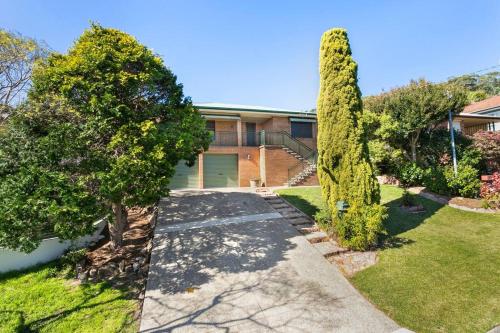 a driveway in front of a house with trees at Sea Change in Shoal Bay