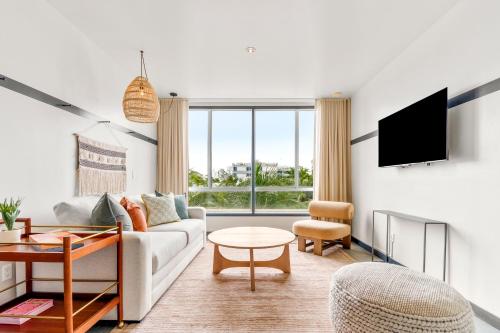 un salon avec un canapé et une télévision dans l'établissement The Daydrift, à Miami Beach