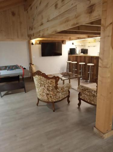 Una televisión o centro de entretenimiento en Appartement confortable à Séez de 70 m² avec balcon