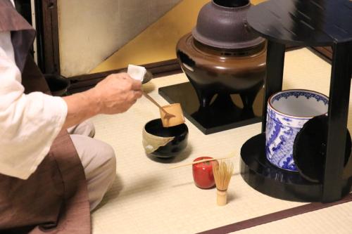 Kemudahan buat kopi dan teh di Samurai Stay Kumeya