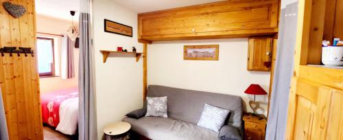- un salon avec un canapé dans une petite maison dans l'établissement Manigod Ski Sun, à Manigod