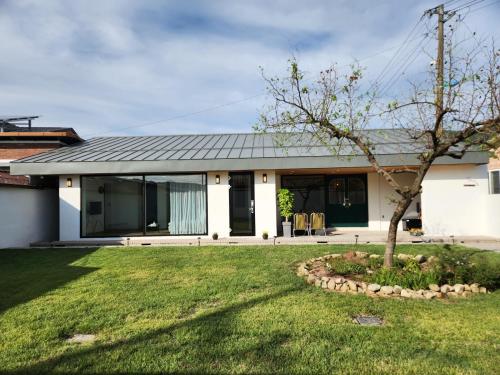una casa bianca con un albero nel cortile di Damonga a Damyang