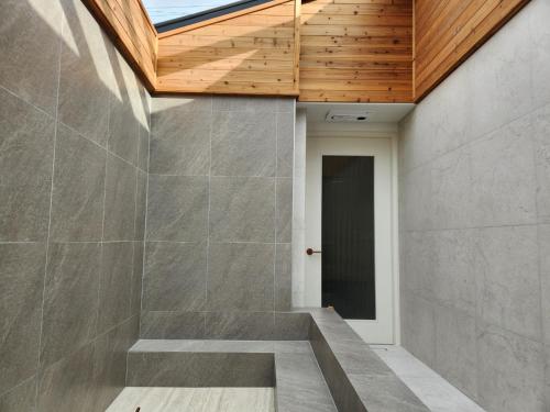 una scala in una casa con soffitto in legno di Damonga a Damyang