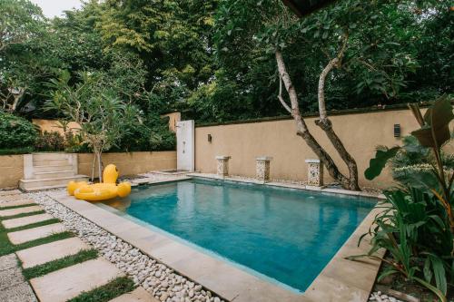 a swimming pool with a rubber duck in a yard at Villa Anggrek Jimbaran in Jimbaran