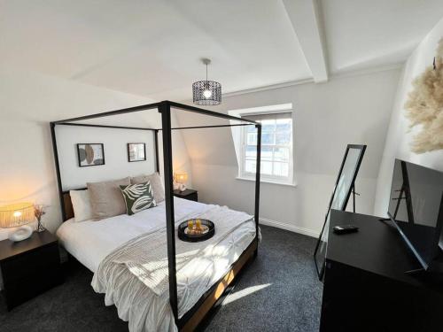 Postel nebo postele na pokoji v ubytování Harbourside Hot Tub Penthouse