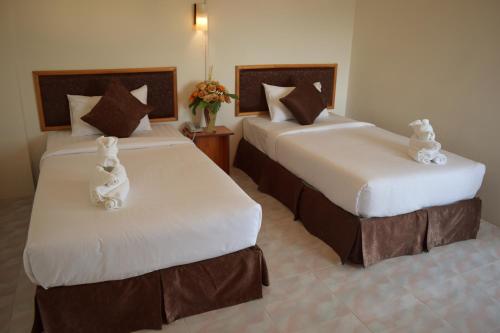 En eller flere senge i et værelse på Hotel De Ratt