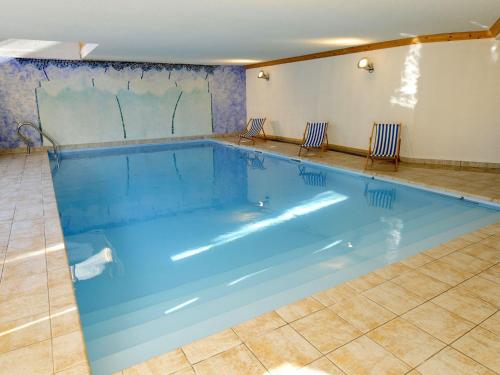 - une grande piscine d'eau bleue dans une chambre dans l'établissement Confort à Notre-Dame-de-Bellecombe: 6 pers, 43m², 2 pièces - FR-1-807-60, à Notre-Dame-de-Bellecombe