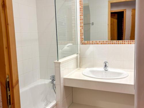 une salle de bain blanche avec un lavabo et une douche dans l'établissement Confort à Notre-Dame-de-Bellecombe: 6 pers, 43m², 2 pièces - FR-1-807-60, à Notre-Dame-de-Bellecombe