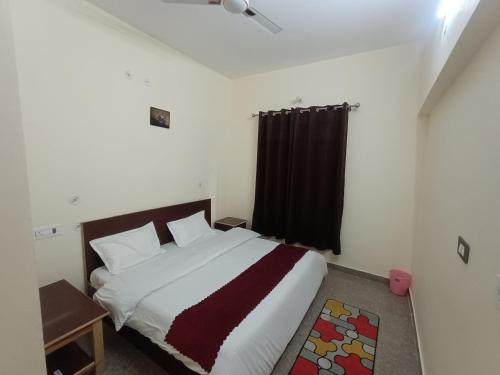 Ένα ή περισσότερα κρεβάτια σε δωμάτιο στο Vasudev Homestay