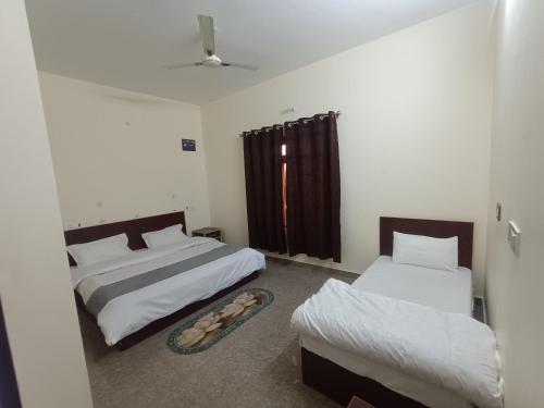 Ένα ή περισσότερα κρεβάτια σε δωμάτιο στο Vasudev Homestay