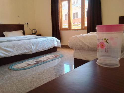 Ένα ή περισσότερα κρεβάτια σε δωμάτιο στο Vasudev Homestay