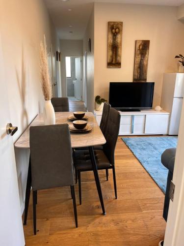 New Greenhithe Cozy Flatにあるテレビまたはエンターテインメントセンター