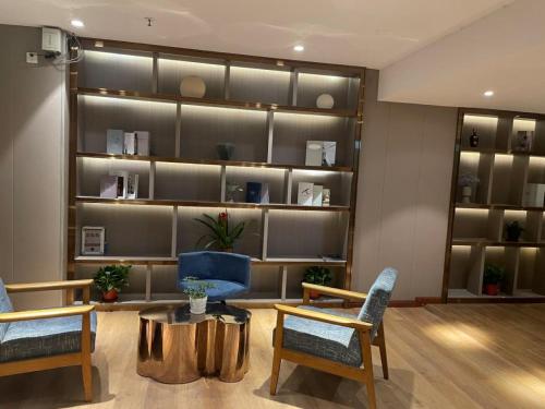 Ruang duduk di Azure view Elegant Hotel Guangzhou South Railway Station Branch - Free Shuttle Bus to Guangzhou South Railway Station & Free Deliver Service to Canton Fair Complex During Canton Fair Period