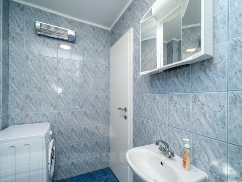 Apartment & Rooms Alan - Double Room with Shared Bathroom 2