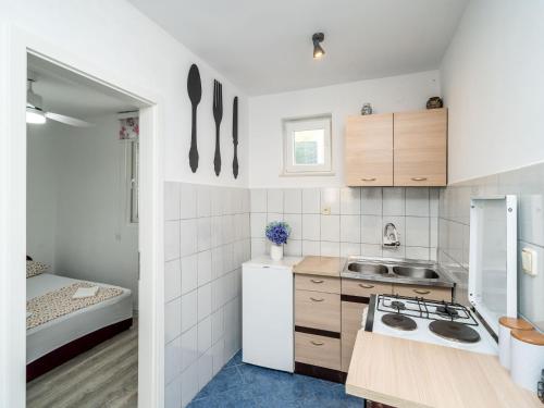 Apartment & Rooms Alan - Double Room with Shared Bathroom 2