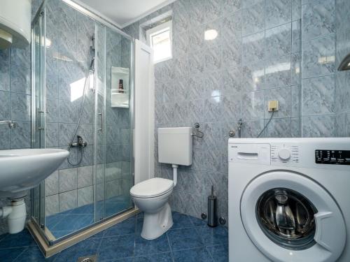 Apartment & Rooms Alan - Double Room with Shared Bathroom 1