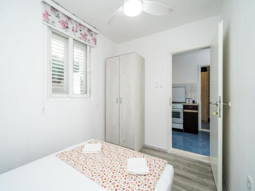 Apartment & Rooms Alan - Double Room with Shared Bathroom 1